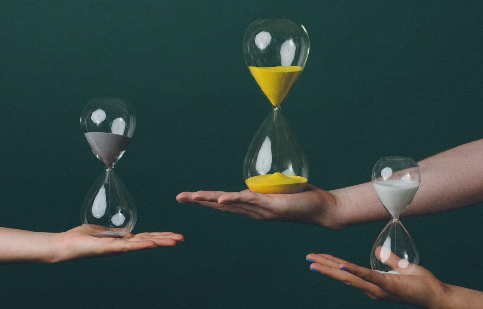 Sablier tenu en main