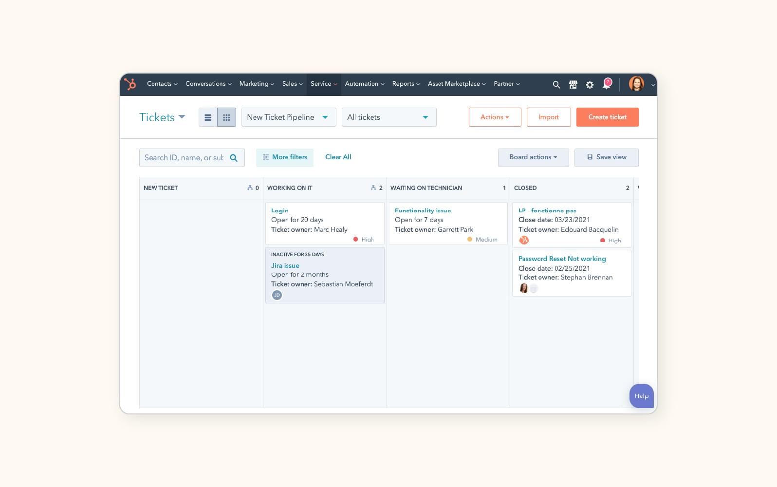Une capture d’écran montre le système de gestion des tickets de HubSpot.