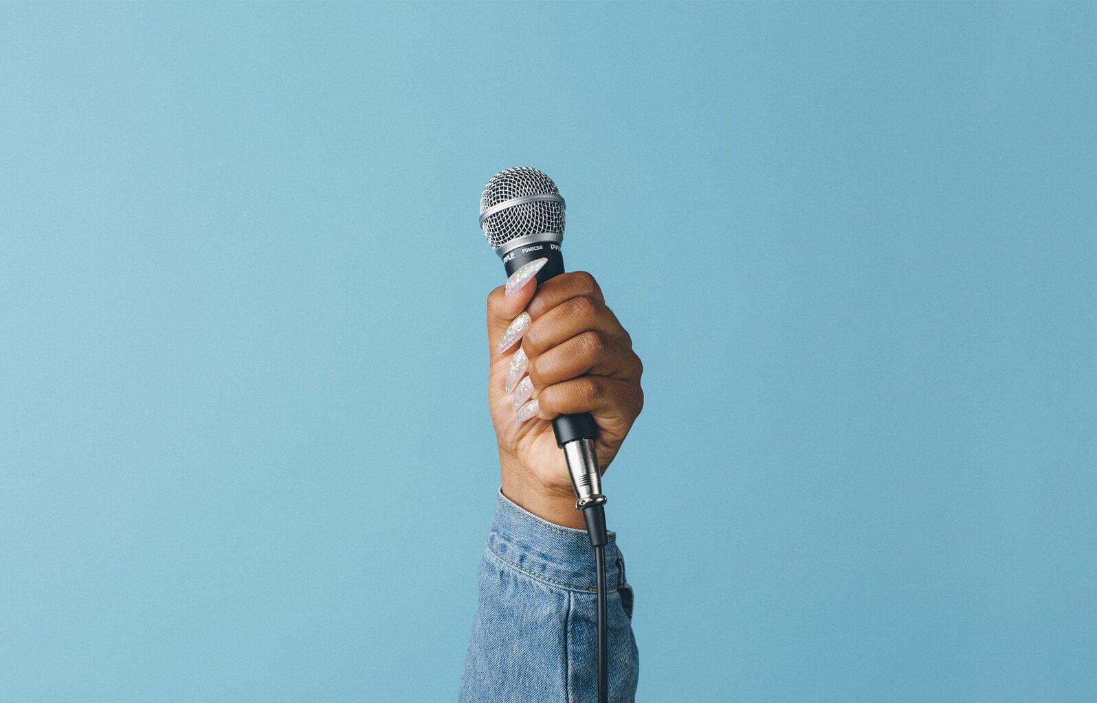 Hablar sobre precios en la plantilla de correo electrónico de ventas (imagen de un micrófono)